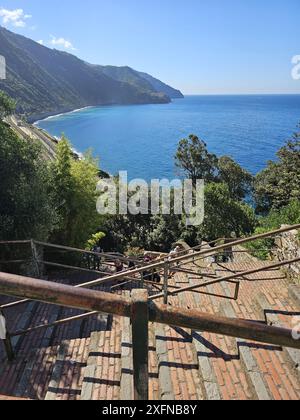 Treppe von Corniglia zum Wanderweg nach Manarola. Blick aufs Meer im Hintergrund. Vertikales Foto. Stockfoto