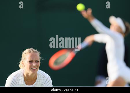 London, Großbritannien. Juli 2024. Die belgische Kimberley Zimmermann wurde während eines Doppel-Tennisspiels mit dem tschechischen Paar Kolodziejova - Siskova gegen das US-belgische Paar Davis - Zimmermann in Runde 1 des Wimbledon Grand-Slam-Turniers 2024 im All England Tennis Club im Südwesten Londons, Großbritannien, am Donnerstag, den 4. Juli 2024, dargestellt. BELGA FOTO BENOIT DOPPAGNE Credit: Belga News Agency/Alamy Live News Stockfoto