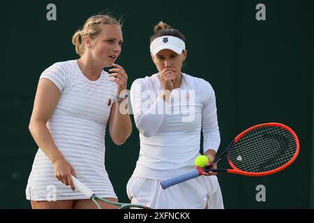 London, Großbritannien. Juli 2024. Die belgische Kimberley Zimmermann wurde während eines Doppel-Tennisspiels mit dem tschechischen Paar Kolodziejova - Siskova gegen das US-belgische Paar Davis - Zimmermann in Runde 1 des Wimbledon Grand-Slam-Turniers 2024 im All England Tennis Club im Südwesten Londons, Großbritannien, am Donnerstag, den 4. Juli 2024, dargestellt. BELGA FOTO BENOIT DOPPAGNE Credit: Belga News Agency/Alamy Live News Stockfoto
