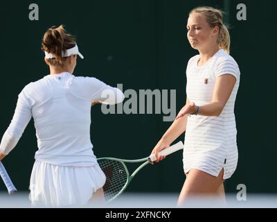London, Großbritannien. Juli 2024. Die belgische Kimberley Zimmermann wurde während eines Doppel-Tennisspiels mit dem tschechischen Paar Kolodziejova - Siskova gegen das US-belgische Paar Davis - Zimmermann in Runde 1 des Wimbledon Grand-Slam-Turniers 2024 im All England Tennis Club im Südwesten Londons, Großbritannien, am Donnerstag, den 4. Juli 2024, dargestellt. BELGA FOTO BENOIT DOPPAGNE Credit: Belga News Agency/Alamy Live News Stockfoto