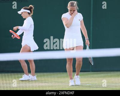 London, Großbritannien. Juli 2024. Die belgische Kimberley Zimmermann wurde während eines Doppel-Tennisspiels mit dem tschechischen Paar Kolodziejova - Siskova gegen das US-belgische Paar Davis - Zimmermann in Runde 1 des Wimbledon Grand-Slam-Turniers 2024 im All England Tennis Club im Südwesten Londons, Großbritannien, am Donnerstag, den 4. Juli 2024, dargestellt. BELGA FOTO BENOIT DOPPAGNE Credit: Belga News Agency/Alamy Live News Stockfoto