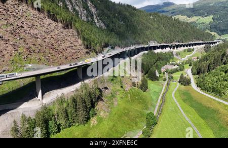 Luegbrücke, Tirol, Österreich 04. Juli 2024: Hier der Blick auf die Luegbrücke der A13 Brennerautobahn bei Gries am Brenner, welche demnächst erneuert werden muss, Stau, Chaos, Sanierung, Abriss, Neubau, Transit, Hangbrücke, Balkenbrücke, Transit, Marode *** Luegbrücke, Tirol, Österreich 04 Juli 2024 hier ist ein Blick auf die Luegbrücke an der Brennerautobahn A13 bei Gries am Brenner, die bald erneuert werden muss, Stau, Chaos, Renovierung, Abriss, Neubau, Transit, Hangbrücke, Balkenbrücke, Transit, baufällig Stockfoto