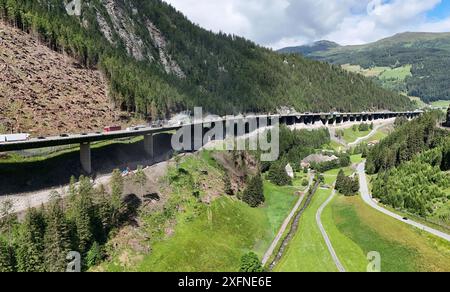 Luegbrücke, Tirol, Österreich 04. Juli 2024: Hier der Blick auf die Luegbrücke der A13 Brennerautobahn bei Gries am Brenner, welche demnächst erneuert werden muss, Stau, Chaos, Sanierung, Abriss, Neubau, Transit, Hangbrücke, Balkenbrücke, Transit, Marode *** Luegbrücke, Tirol, Österreich 04 Juli 2024 hier ist ein Blick auf die Luegbrücke an der Brennerautobahn A13 bei Gries am Brenner, die bald erneuert werden muss, Stau, Chaos, Renovierung, Abriss, Neubau, Transit, Hangbrücke, Balkenbrücke, Transit, baufällig Stockfoto