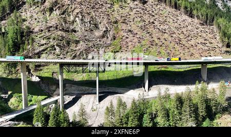 Luegbrücke, Tirol, Österreich 04. Juli 2024: Hier der Blick auf die Luegbrücke der A13 Brennerautobahn bei Gries am Brenner, welche demnächst erneuert werden muss, Stau, Chaos, Sanierung, Abriss, Neubau, Transit, Hangbrücke, Balkenbrücke, Transit, Marode *** Luegbrücke, Tirol, Österreich 04 Juli 2024 hier ist ein Blick auf die Luegbrücke an der Brennerautobahn A13 bei Gries am Brenner, die bald erneuert werden muss, Stau, Chaos, Renovierung, Abriss, Neubau, Transit, Hangbrücke, Balkenbrücke, Transit, baufällig Stockfoto