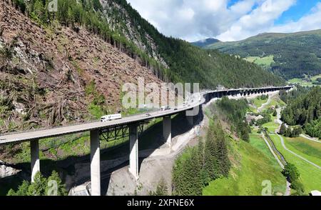 Luegbrücke, Tirol, Österreich 04. Juli 2024: Hier der Blick auf die Luegbrücke der A13 Brennerautobahn bei Gries am Brenner, welche demnächst erneuert werden muss, Stau, Chaos, Sanierung, Abriss, Neubau, Transit, Hangbrücke, Balkenbrücke, Transit, Marode *** Luegbrücke, Tirol, Österreich 04 Juli 2024 hier ist ein Blick auf die Luegbrücke an der Brennerautobahn A13 bei Gries am Brenner, die bald erneuert werden muss, Stau, Chaos, Renovierung, Abriss, Neubau, Transit, Hangbrücke, Balkenbrücke, Transit, baufällig Stockfoto