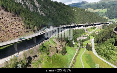 Luegbrücke, Tirol, Österreich 04. Juli 2024: Hier der Blick auf die Luegbrücke der A13 Brennerautobahn bei Gries am Brenner, welche demnächst erneuert werden muss, Stau, Chaos, Sanierung, Abriss, Neubau, Transit, Hangbrücke, Balkenbrücke, Transit, Marode *** Luegbrücke, Tirol, Österreich 04 Juli 2024 hier ist ein Blick auf die Luegbrücke an der Brennerautobahn A13 bei Gries am Brenner, die bald erneuert werden muss, Stau, Chaos, Renovierung, Abriss, Neubau, Transit, Hangbrücke, Balkenbrücke, Transit, baufällig Stockfoto