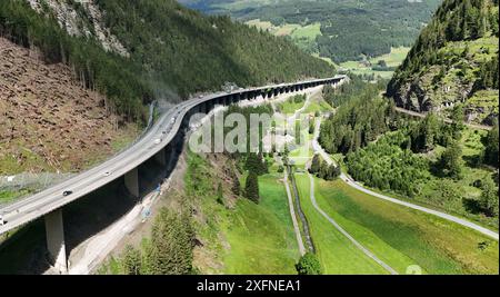 Luegbrücke, Tirol, Österreich 04. Juli 2024: Hier der Blick auf die Luegbrücke der A13 Brennerautobahn bei Gries am Brenner, welche demnächst erneuert werden muss, Stau, Chaos, Sanierung, Abriss, Neubau, Transit, Hangbrücke, Balkenbrücke, Transit, Marode *** Luegbrücke, Tirol, Österreich 04 Juli 2024 hier ist ein Blick auf die Luegbrücke an der Brennerautobahn A13 bei Gries am Brenner, die bald erneuert werden muss, Stau, Chaos, Renovierung, Abriss, Neubau, Transit, Hangbrücke, Balkenbrücke, Transit, baufällig Stockfoto