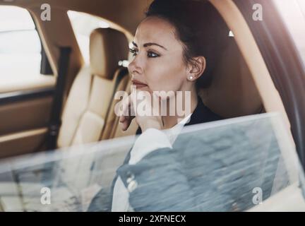 Geschäftsfrau, Auto und Reise zur Arbeit, während Sie über Zeitplan, Agenda und Investitionsvorschlag nachdenken. Beratungspartner, Idee und Fahrten in der Stadt mit Stockfoto