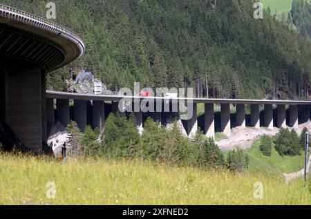 Luegbrücke, Tirol, Österreich 04. Juli 2024: Hier der Blick auf die Luegbrücke der A13 Brennerautobahn bei Gries am Brenner, welche demnächst erneuert werden muss, Stau, Chaos, Sanierung, Abriss, Neubau, Transit, Hangbrücke, Balkenbrücke, Transit, Marode *** Luegbrücke, Tirol, Österreich 04 Juli 2024 hier ist ein Blick auf die Luegbrücke an der Brennerautobahn A13 bei Gries am Brenner, die bald erneuert werden muss, Stau, Chaos, Renovierung, Abriss, Neubau, Transit, Hangbrücke, Balkenbrücke, Transit, baufällig Stockfoto