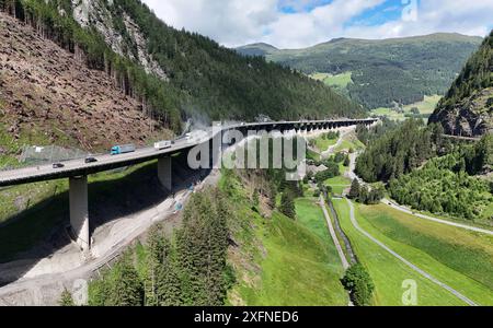 Luegbrücke, Tirol, Österreich 04. Juli 2024: Hier der Blick auf die Luegbrücke der A13 Brennerautobahn bei Gries am Brenner, welche demnächst erneuert werden muss, Stau, Chaos, Sanierung, Abriss, Neubau, Transit, Hangbrücke, Balkenbrücke, Transit, Marode *** Luegbrücke, Tirol, Österreich 04 Juli 2024 hier ist ein Blick auf die Luegbrücke an der Brennerautobahn A13 bei Gries am Brenner, die bald erneuert werden muss, Stau, Chaos, Renovierung, Abriss, Neubau, Transit, Hangbrücke, Balkenbrücke, Transit, baufällig Stockfoto