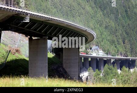 Luegbrücke, Tirol, Österreich 04. Juli 2024: Hier der Blick auf die Luegbrücke der A13 Brennerautobahn bei Gries am Brenner, welche demnächst erneuert werden muss, Stau, Chaos, Sanierung, Abriss, Neubau, Transit, Hangbrücke, Balkenbrücke, Transit, Marode *** Luegbrücke, Tirol, Österreich 04 Juli 2024 hier ist ein Blick auf die Luegbrücke an der Brennerautobahn A13 bei Gries am Brenner, die bald erneuert werden muss, Stau, Chaos, Renovierung, Abriss, Neubau, Transit, Hangbrücke, Balkenbrücke, Transit, baufällig Stockfoto