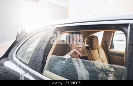 Geschäftsfrau, Idee und Reise zur Arbeit, während Sie über Zeitplan, Agenda und Investitionsvorschlag nachdenken. Beratungspartner, Auto und Fahren in der Stadt mit Stockfoto