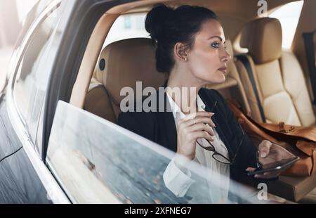 Geschäftsfrau, Auto und Reise zur Arbeit im Verkehr für Terminplan, Agenda und Investitionstreffen. Beratungspartner, Pendler und Fahrten in der Stadt mit Stockfoto