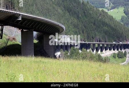 Luegbrücke, Tirol, Österreich 04. Juli 2024: Hier der Blick auf die Luegbrücke der A13 Brennerautobahn bei Gries am Brenner, welche demnächst erneuert werden muss, Stau, Chaos, Sanierung, Abriss, Neubau, Transit, Hangbrücke, Balkenbrücke, Transit, Marode *** Luegbrücke, Tirol, Österreich 04 Juli 2024 hier ist ein Blick auf die Luegbrücke an der Brennerautobahn A13 bei Gries am Brenner, die bald erneuert werden muss, Stau, Chaos, Renovierung, Abriss, Neubau, Transit, Hangbrücke, Balkenbrücke, Transit, baufällig Stockfoto