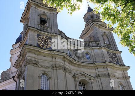 Der Blick auf den Uhrturm des Pazaislis-Klosters aus dem 17. Jahrhundert, der älteste in Litauen. Stockfoto