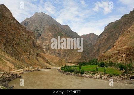 Pyandzh River Gorge entlang der Grenze zwischen Tadschikistan und Pakistan. Tadschikischer Nationalpark (Berge der Pamir) UNESCO-Weltkulturerbe, Tadschikistan Juni 2014 Stockfoto