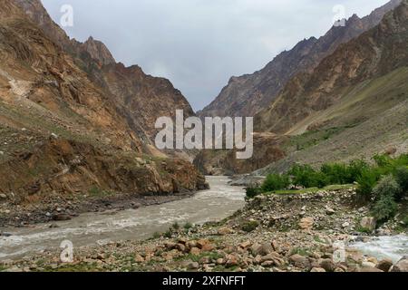 Pyandzh River Gorge entlang der Grenze zwischen Tadschikistan und Pakistan. Tadschikischer Nationalpark (Berge der Pamir) UNESCO-Weltkulturerbe, Tadschikistan Juni. Stockfoto