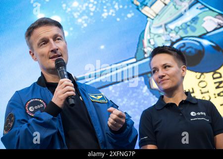 Berlin, Deutschland. Juli 2024. Der Astronaut Matthias Maurer und Amelie Schoenenwald, ESA-Reserveastronautin, stehen während der 59. Stallwächterparty in der Landesvertretung Baden-Württemberg auf der Bühne. Quelle: Sebastian Gollnow/dpa/Alamy Live News Stockfoto