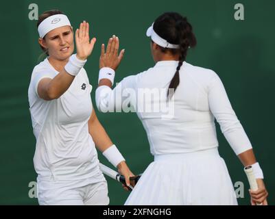 London, Großbritannien. Juli 2024. Belgischer Gruß Minnen, dargestellt während eines Doppel-Tennisspiels zwischen dem belgisch-britischen Paar Minnen-Watson und dem US-amerikanischen Paar Kenin-Mattek-Sands, in Runde 1 des Damendoppel des Wimbledon Grand Slam Turniers 2024 im All England Tennis Club im Südwesten Londons, Großbritannien, Donnerstag, den 4. Juli 2024. BELGA FOTO BENOIT DOPPAGNE Credit: Belga News Agency/Alamy Live News Stockfoto