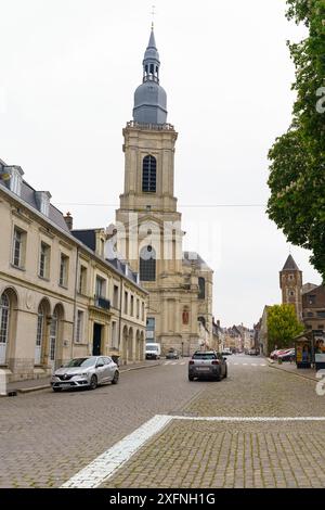 Cambrai, Frankreich - 21. Mai 2023: Cambrai, Frances ruhige Straße zeigt den Glockenturm Abbaye Saint-Sepulcre, umgeben von charmanten Kopfsteinpflasterpfaden Stockfoto