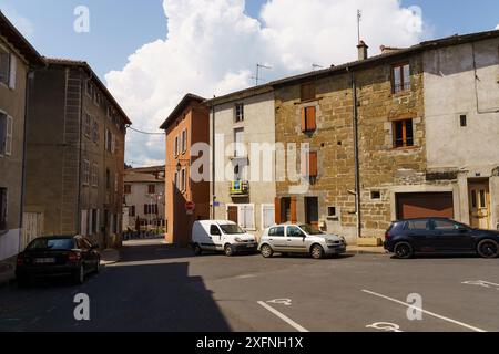 Langeac, Frankreich - 28. Mai 2023: Eine Straßenecke in Langeac, Frankreich, mit parkenden Autos und traditioneller französischer Architektur. Stockfoto