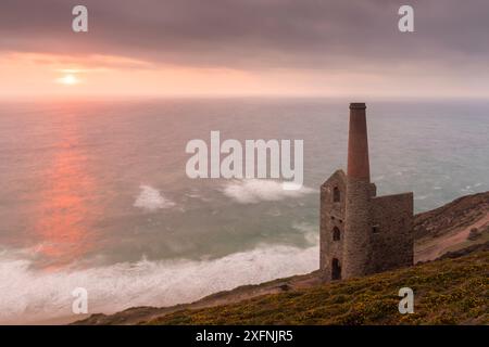 Wheal Coates Maschinenhaus der alten Cornish Zinnmine, bei Sonnenuntergang, St Agnes, Cornwall, Großbritannien. August 2016. Stockfoto