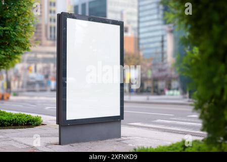 Reklametafeln in Stadtlicht auf der modernen Stadtstraße mit Gebäuden im Hintergrund. Leere weiße Oberfläche für Werbeaktionen im Druckdesign. Perfekt für Werbung Stockfoto
