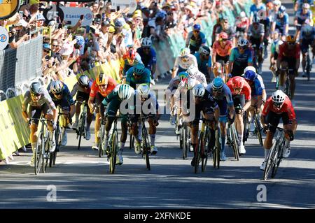 DIJON, FRANKREICH - 4. JULI : während der 6. Etappe des 111. Rennens der Tour de France 2024, eine Etappe von 163,5 km mit Start in Macon und Ende in Dijon am 4. Juli 2024 in Dijon, Frankreich, der niederländische Meister Dylan Groenewegen (Team Jayco–Alula) er schlägt Jasper Philipsen in die Linie, bevor letzterer von der Stewards-Gruppe herabgestuft wurde. Dritter auf der Strecke belegte Biniam Girmay den 2. Platz und Fernando Gaviria 3rd04/07/2024 ( Foto: Jan de Meuleneir/Pool/GodingImages) Stockfoto