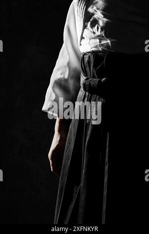 Aikido hakama, japanische Kampfsport-Uniform auf schwarzem Hintergrund. Geringe Schärfentiefe. SDF. Stockfoto