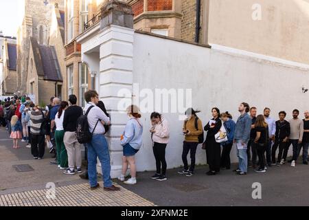 Hove, Stadt Brighton & Hove, East Sussex, Großbritannien. Am Wahltag in Hove, dem Sitz des Schattenministers für Wissenschaft und Technologie von Peter Kyle, war die Wahllokale sehr besetzt. Dort waren die Warteschlangen von Menschen, die am Donnerstagabend, dem 4. Juli 2024, auf die Abstimmung warteten. David Smith/Alamy News Stockfoto