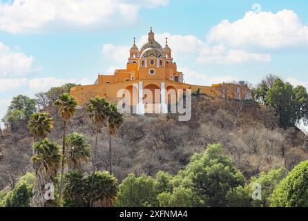 Die spanische Kirche unserer Lieben Frau von Heilmitteln aus dem 16. Jahrhundert, Iglesia de Nuestra Señora de los Remedios auf der Cholula-Pyramide in Puebla, Mexiko Stockfoto