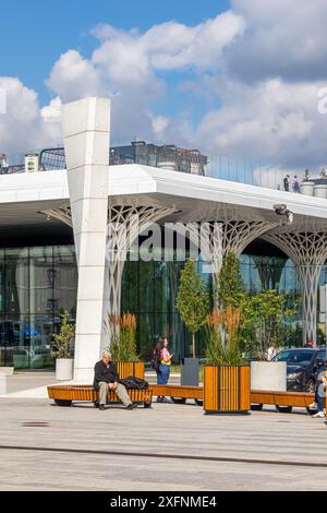 4. Juli 2024 Lublin Polen. Bushaltestelle an einem sonnigen Sommertag. Stockfoto