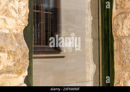 Fenster eines alten Steinhauses in der Altstadt. Ideal für Logowerbung, die historischen Charme und Werbemöglichkeiten einfangen Stockfoto