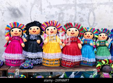 Mexikanischer Kunsthandwerksmarkt; bunte mexikanische Puppen an einem Marktstand, Cuernavaca Markt, Cuernevaca, Morelos, Mexiko Stockfoto