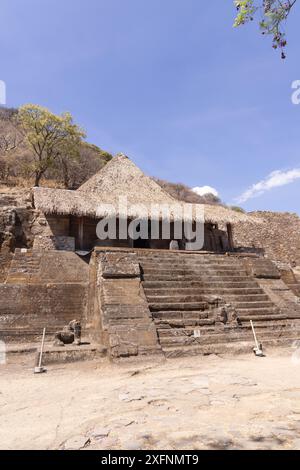 Cuauhcalli, Aztekentempel, Malinalco Mexiko. prähispanische aztekische Zivilisationsarchitektur aus den 1500er Jahren; in den Hügel gehauen, das antike Mexiko Stockfoto