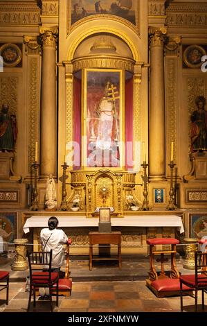 Frau betet auf dem Altar der Kapelle St. Peter; Puebla Kathedrale Kirche innen, die Hauptkatholische Kathedrale in Puebla, Mexiko. Stockfoto