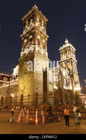 Kathedrale von Puebla bei Nacht; Puebla Mexico, die Renaissance-Fassade der Kathedrale beleuchtet; Historisches Zentrum von Puebla, UNESCO-Weltkulturerbe. 1600er Jahre Stockfoto