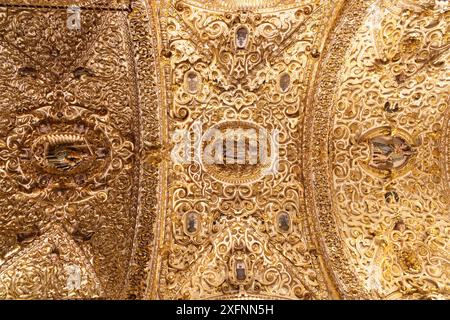 Verzierte goldene Deckendekoration in der Klosterkirche Santo Domingo de Guzmán, Puebla Mexiko; historisches Zentrum von Puebla, Puebla Mexiko. Stockfoto