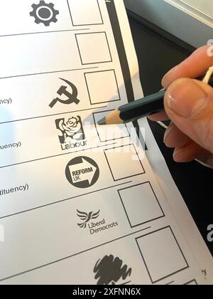 Hastings, East Sussex-4,7.24: Wahlurne für die Parlamentswahlen in großbritannien. Green, lib dem, Labour, UK Reform, konservative und kommunistische Partei Stockfoto