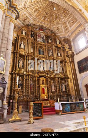 Klosterkirche Santo Domingo de Guzmán, Puebla Mexiko. Reich verziertes Innenschiff und Altar; historisches Zentrum von Puebla, Puebla Mexico Kirche. Stockfoto