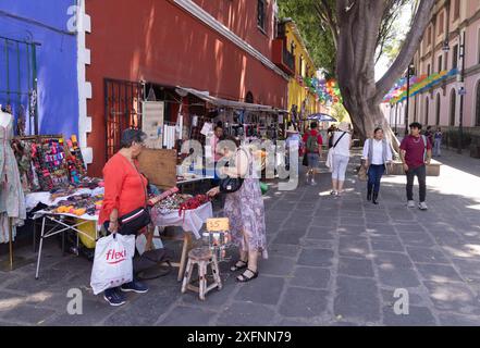 Puebla Straßenszene - Einheimische kaufen an Marktständen im historischen Zentrum von Puebla, Mexiko, das zum UNESCO-Weltkulturerbe gehört. Mexikanischer Lebensstil Stockfoto