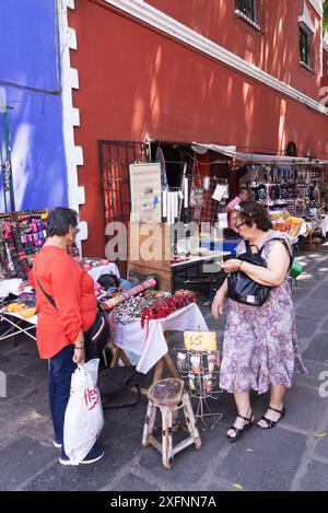 Puebla Straßenszene - Einheimische kaufen an Marktständen im historischen Zentrum von Puebla, Mexiko, das zum UNESCO-Weltkulturerbe gehört. Mexikanischer Lebensstil Stockfoto