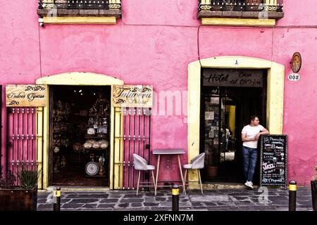 Puebla Mexico Straßenszene; farbenfrohe Gebäude im UNESCO-Weltkulturerbe Historic Center von Puebla, Mexiko. Mexikanische Kultur Stockfoto