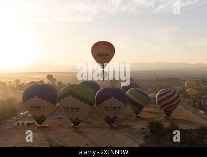Heißluftballons starten bei Sonnenaufgang; Ballonfahrten als Sport, Hobby oder Freizeit; stimmungsvolle Flüge bei Sonnenaufgang und Sonnenaufgang; Mexiko Stockfoto