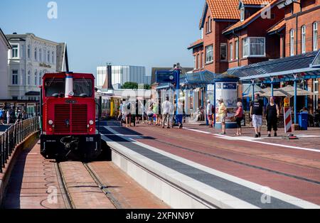 Borkum, Deutschland. Juni 2024. Eine Borkumer Kleinbahn verlässt den Bahnhof in der Inselstadt. Alle Bahnsteige der Inselbahn wurden in diesem Jahr erhöht, um den Fahrgästen einen komfortableren und barrierefreien Zugang zu ermöglichen. Quelle: Hauke-Christian Dittrich/dpa/Alamy Live News Stockfoto