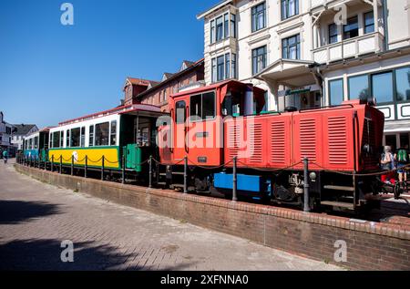 Borkum, Deutschland. Juni 2024. An einem Bahnsteig im Bahnhof steht eine Borkumer Kleinbahn. Alle Bahnsteige der Inselbahn wurden in diesem Jahr erhöht, um den Fahrgästen das Einsteigen komfortabler und barrierefrei zu machen. Quelle: Hauke-Christian Dittrich/dpa/Alamy Live News Stockfoto
