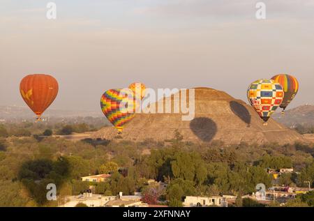 Teotihuacan Ballon; Heißluftballons über der Pyramide der Sonne, Teotihuacan Mexiko. Mexiko-Reisen und Mexiko-Tourismus Stockfoto