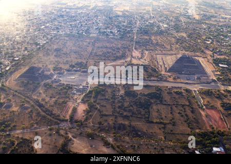 Teotihuacan-Luftsicht. Antike Stadt Mesoamerica, Pyramide des Mondes links, Pyramide der Sonne rechts, verbunden mit der Avenue der Toten. Mexiko Stockfoto