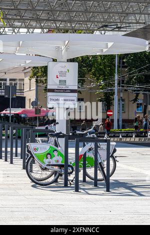 4. Juli 2024 Lublin Polen. Bushaltestelle an einem sonnigen Sommertag. Stockfoto