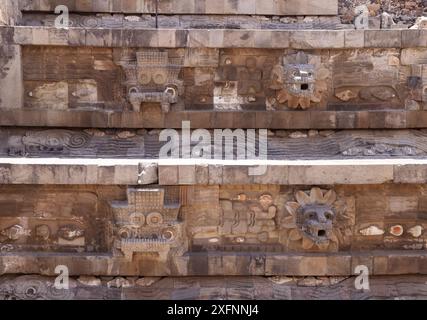 vorspanisches mesoamerika-Kunstschnitzerei; Tempel der gefiederten Schlange, Teotihuacan, Mexiko. Der Gott Tlaloc und die gefiederte Schlangensteinskulptur Stockfoto